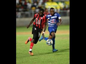 Rushane Thompson (left) of Arnett Gardens dribbles away from Portmore United’s Seigle Knight during their Jamaica Premier League quarterfinal encounter at Sabina Park on Monday, April 22, 2024.
