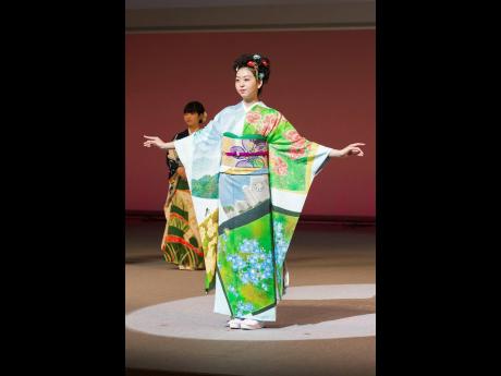  Jamaica’s kimono is designed by Masayuki Egami, a yuzen (a famous kimono-painting technique) artisan based in Nerima, Tokyo.