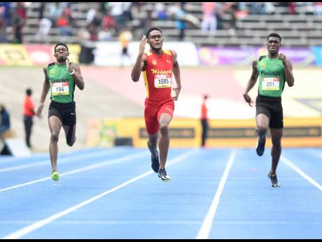 Wolmer's Boys School's Jeremy Farr (centre) wins the Class One Boys 400m ahead of Calabar's Christopher Taylor (left) and Evaldo Whitehorne at the ISSA/GraceKennedy Boys and Girls’ Athletics Championships at the National Stadium in Kingston on Saturday, 