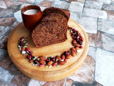 Amisony’s vegan banana bread is served with hot chocolate.
