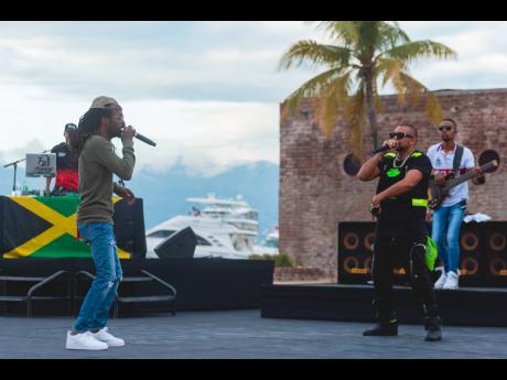 Sean Paul invited Jesse Royal on stage to perform their collab, ‘Guns of Navarone.’