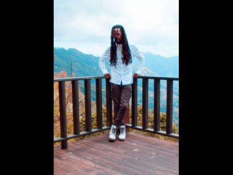 The hills and sky make a beautiful backdrop on the set of Jesse Royal’s new music video. ‘Rich Forever’ was shot in the hills of Kingston, Jamaica, and directed by Xtreme Arts. It portrays Jesse Royal as King Midas, and sees him turning rags to riche