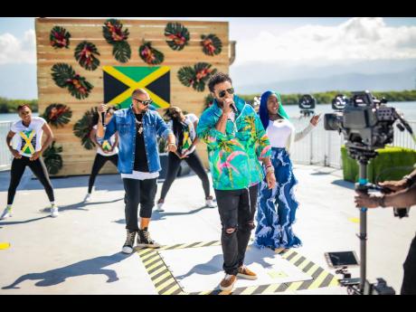 Sean Paul , Shaggy and Spice performed on ‘Good Morning America’ last Friday with their team of dancers. 