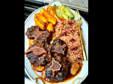 Oxtail lovers will enjoy this tasty meal, accompanied by a filling dose of beans and ‘spinnas’.