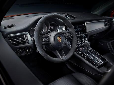 The new Porsche Macan offers a substantially enhanced interior with a modern and elegantly designed centre console.