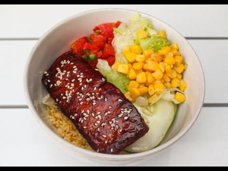 Many persons do not like salmon because they believe it does not absorb a marinade like other fish, but in this teriyaki salmon bowl with the pumpkin rice as the base and fresh vegetables, all the flavours blend like a work of art. 