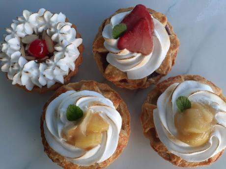 Top row: Tart (left), topped with torched meringue with almonds and cherry and strawberry pie, topped with torched meringue and strawberry slices. At the bottom: apple pie, topped with torched meringue; and apple compote.