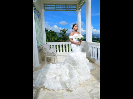Mrs Huie was simply stunning in her ivory rufle mermaid bridal gown boasting a plunging sweetheart neckline from LuxBrides Ja. 