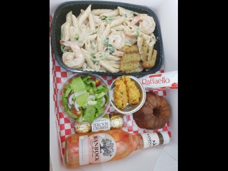 Pasta lovers will certainly be excited by this delightful love box, inclusive of a salad, wine and a sweet treat. 