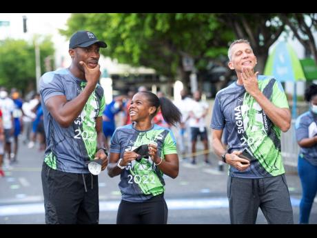 Olympic gold medallist Hansle Parchment (left) interacts with Megan Tapper, Olympic bronze medallist, while Sagicor Chairman Peter Melhado basks in the success of Sunday’s leg of the 24th staging of the Sagicor Sigma Run.