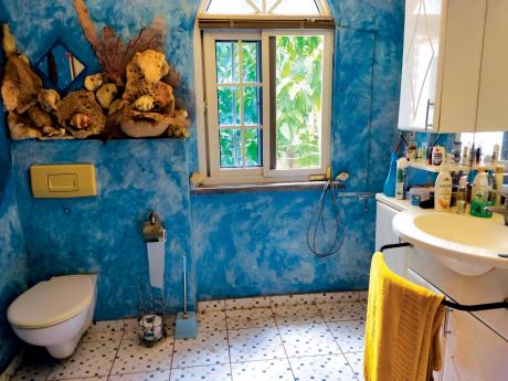 Colour-washed, textured walls add artistic flair to this bathroom.