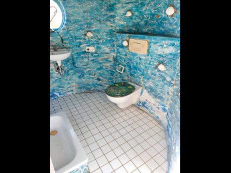 This bathroom seems to be below the surface of the sea.