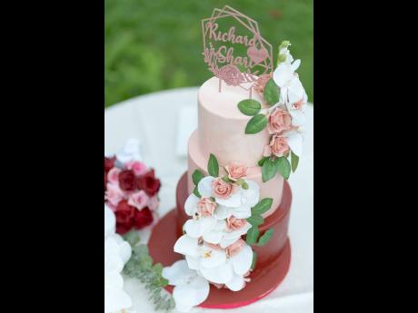 The Smiths’ elegant wedding cake was designed by Leanne Day of 
Leanne’s Sweet Tooth. 