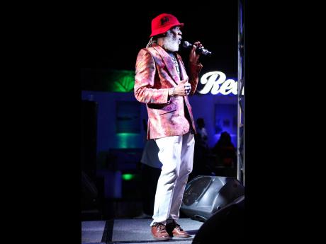 At his recent performance at Thursday Night Live ‘Acoustic Inna Di City’ – Reggae Sumfest Edition, Big Youth donned a warm-coloured, elegant, slim fit jacket over a black Cooyah T-shirt with the words, ‘Dancehall made me do it’ printed in white p