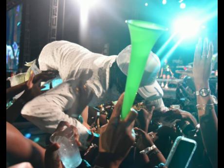 Alkaline was pulled off the stage by adoring female fans during his delivery of ‘Perfect’.