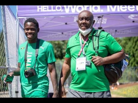 
Oblique Seville and Coach Glen Mills depart Lane community College following a training session on Day 4 of the World Athletics Championships din Oregon, United States, on Monday, July 18, 2022. 
