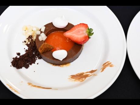 Belgian chocolate crumble with nord papaya, strawberry, speculoos ‘chef de biscuit’.