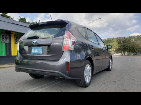 While Prius+ inherits and evolves from the styling of Prius, it also boasts a unique rear design to accommodate a large luggage space and a contoured roof with a spoiler.