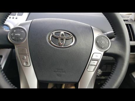 The steering-mounted controls give easy access to the audio and driving information.
