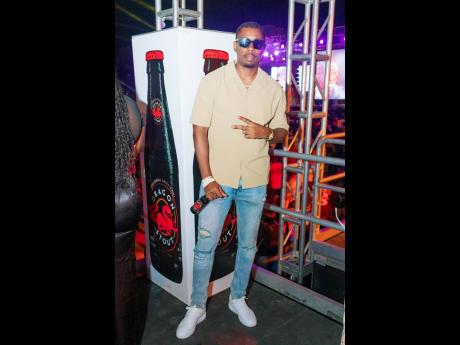 Sadiki Bolt looked effortlessly stylish in a tan shirt, paired with distressed jeans and low-tops.