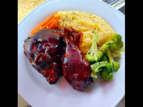 Say hello to this tasty barbecued chicken with mashed potatoes, served with steamed vegetables.