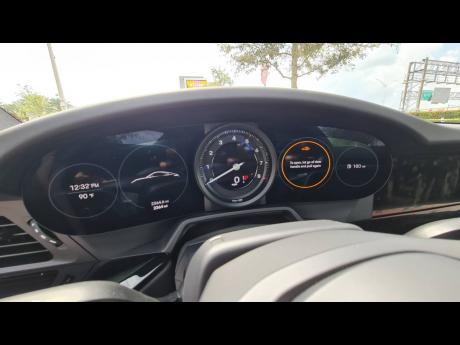 Classic meets cutting-edge in the customisable gauge cluster that has 2 screens. 