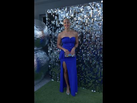 Tamara Malcolm stuns in a ‘splitting’ image of royal blue elegance personified.