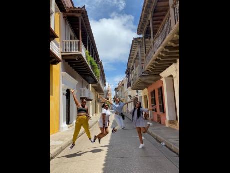 Tinglin and friends jumped into adventure at Cartagena in Colombia.