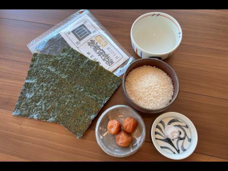 This photo shows the ingredients to make onigiri easily.