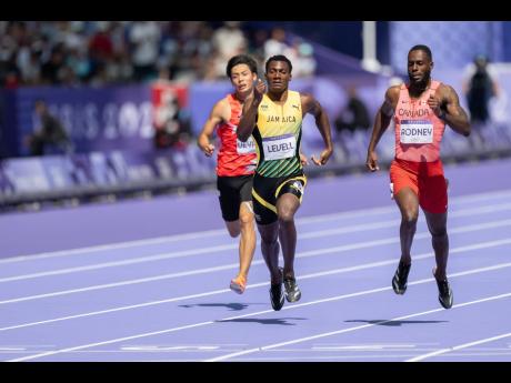 Jamaica’s Bryan Levell (centre) competing 
in the men’s 200m repechage yesterday.