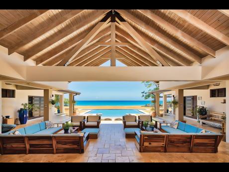 What an incredible presentation of a lounge terrace in collaboration with a pool and beachfront.